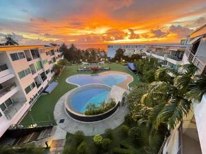 Piscina di KARON BUTTERFLY KATA HILL CONDO By THE SEA o nelle vicinanze
