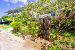 Giardino di KARON BUTTERFLY KATA HILL CONDO By THE SEA