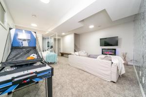Gallery image of Mediterranean Retreat - King Bed - Fireplace - Jacuzzi - Fast Wi-Fi - Games Room - Free Parking & Netflix in Edmonton