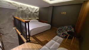 Tempat tidur dalam kamar di New Golden Clouds - Non Smoking Homestay