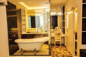 ein Badezimmer mit einer Badewanne und einem Waschbecken in der Unterkunft ELIZABETH HOTEL in Thu Dau Mot
