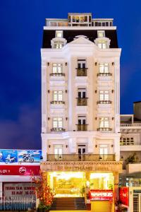 ein hohes weißes Gebäude mit einer Treppe davor in der Unterkunft Mai Thang Hotel Da Lat in Da Lat