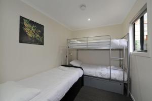 Katil dua tingkat atau katil-katil dua tingkat dalam bilik di Tahune AirWalk Cabin and Lodge