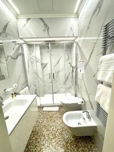 ヴェネツィアにあるSan Gregorio Venice Apartmentsの洗面台、浴槽、トイレを備えたバスルーム