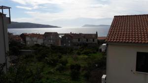 Vue sur une ville avec l'océan en arrière-plan dans l'établissement Bed and Breakfast BLUE in BLUE, Room GREEN +, à Komiža