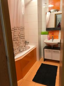 Un baño con lavabo, bañera e inodoro. en Apartment am Schlosspark, en Cheb 9 fotos más