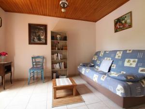 a living room with a couch and a book shelf at Gîte Lapte, 4 pièces, 6 personnes - FR-1-582-147 in Lapte