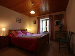 Un dormitorio con una cama grande y una ventana en Gîte Lapte, 4 pièces, 6 personnes - FR-1-582-147 en Lapte