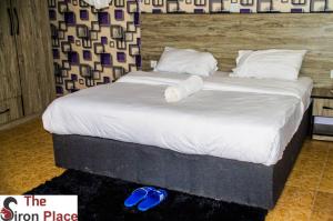 Ein Bett oder Betten in einem Zimmer der Unterkunft The Siron Place Hotel