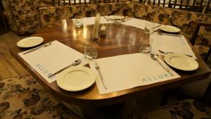 De Glance Hotel, Near Surat Railway Station餐厅或其他用餐的地方