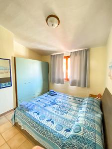 ヴィッラシミーウスにあるCasa Gaiaの青い掛け布団が敷かれたベッドのある寝室 +18枚の写真