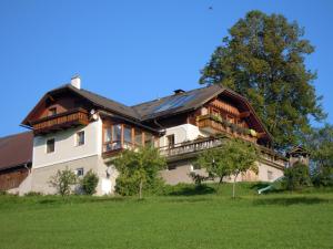 una casa grande en la cima de un campo verde en BIO-Bauernhof Kurzeck, en Göstling an der Ybbs