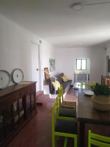 Zona de estar de 2 bedrooms house with shared pool and furnished terrace at Estepa