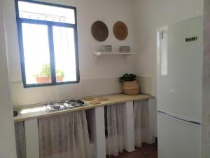 Virtuve vai virtuves zona naktsmītnē 2 bedrooms house with shared pool and furnished terrace at Estepa