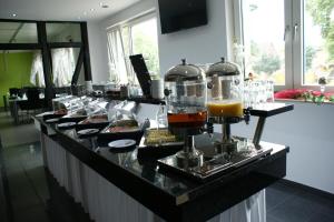 a bar with food and drinks on a counter at Hotel am Rosenplatz,24 Stunden Check in, kostenfreie Parkplätze in Brechtorf