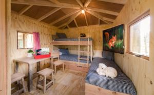 A bunk bed or bunk beds in a room at Recreatiepark d'n Mastendol luxe Boomhutten