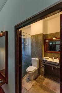 un bagno con un water e un lavandino di Villa Guru Hikkaduwa a Hikkaduwa