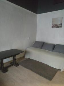 メリトポリにあるКвартираのベッドとテーブルが備わる部屋