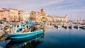 Un grupo de barcos están atracados en un puerto en Un jardin dans la ville, en La Ciotat