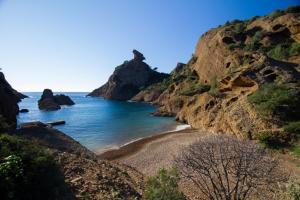 Una vista de una playa con rocas y el océano. en Un jardin dans la ville, en La Ciotat