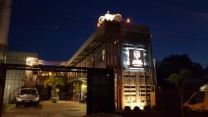 un bâtiment avec un panneau sur son côté la nuit dans l'établissement Hotel Bonito Motobox - HOTEL CONTAINER, à Bonito