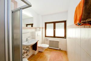 Et badeværelse på Appartements Strobl