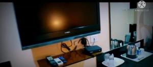 En tv och/eller ett underhållningssystem på SWAGATH DE ROYAL HOTEL