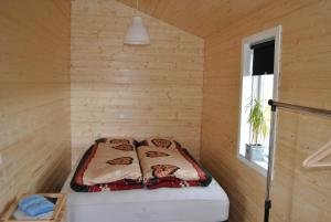 Una cama o camas en una habitación de Stormur Cottages