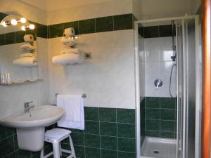 A bathroom at Hotel Rosa Del Tirreno