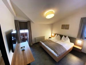 A bed or beds in a room at Wellness-Pension Jagahütt'n
