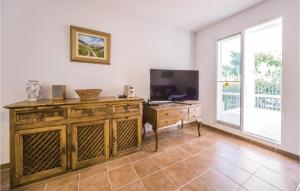 Televisor o centre d'entreteniment de Nice Home In Castellon De La Plana With 3 Bedrooms, Private Swimming Pool And Outdoor Swimming Pool