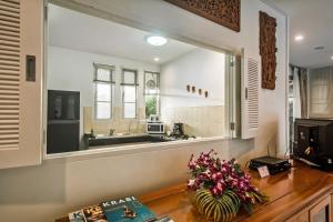 cocina con espejo grande en la pared en Villa Thailee, en Ao Nang Beach