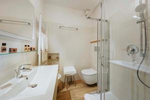 Koupelna v ubytování Hotel Panda Cortina- ricarica auto elettriche