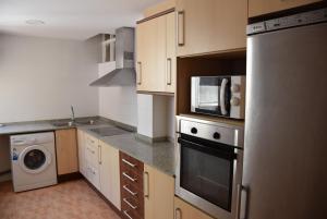 kuchnia z płytą kuchenną i zmywarką do naczyń w obiekcie Apartamento en Alcora (Castellón) w mieście Alcora