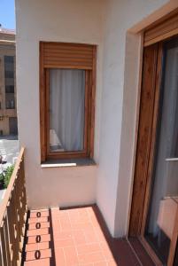 a building with a window and a wooden door at Apartamento en Alcora (Castellón) in Alcora