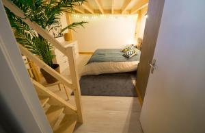 Cette petite chambre comprend un lit et un escalier. dans l'établissement AppartUnique - Chez Helder, à Vichy 12 autres photos