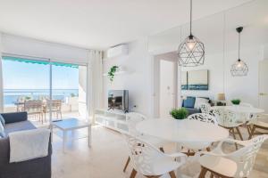 Televízia a/alebo spoločenská miestnosť v ubytovaní Imperator Sea Views Apartments
