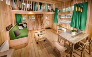 Posezení v ubytování Recreatiepark d'n Mastendol luxe Boomhutten