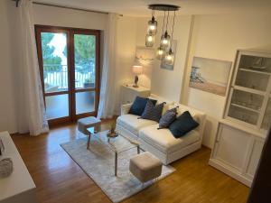 uma sala de estar com um sofá e uma mesa em Apartment mit Meerblick am Strand Costa Azzura em Grado