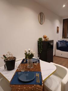 einen Tisch mit blauer Platte im Wohnzimmer in der Unterkunft Le petit Dubaï in Douai