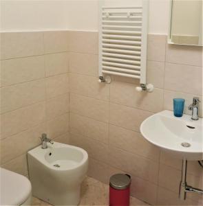 un baño con inodoro y lavabo en MOKARTA B&B, en Catania