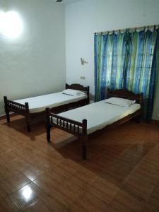 Giường trong phòng chung tại Janhvi Cottage