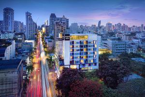 バンコクにあるザ レジデンス オン トンロー バイ UHGの夜間の建物や交通の街並み