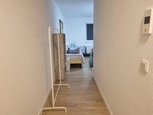 un couloir avec une chambre dotée d'un lit et d'un hallwayngthngthngthngthngthngth dans l'établissement Zentrum,Modern,Silently,New Property,Parking Place,Netflix, à Wetzlar