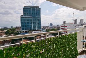 Ein Balkon oder eine Terrasse in der Unterkunft Platinum 1010 Studio Tera Apartemen Bandung City View