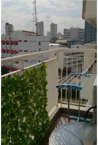 Ein Balkon oder eine Terrasse in der Unterkunft Platinum 1010 Studio Tera Apartemen Bandung City View