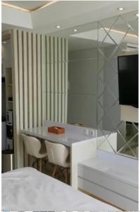 Ein Bett oder Betten in einem Zimmer der Unterkunft Platinum 1010 Studio Tera Apartemen Bandung City View