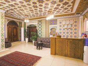 sala de estar con paredes coloridas y techo en Rayyan Hotel Bukhara, en Bukhara