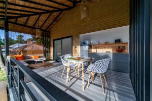 een terras met een tafel en stoelen bij Suan Residence - Exotic and Contemporary Bungalows with Private Pool in Chaloklum
