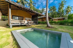 恰洛克拉姆的住宿－Suan Residence - Exotic and Contemporary Bungalows with Private Pool，房屋前游泳池的图像